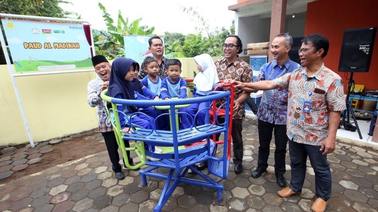 Indofood perkuat komitmen CSR dengan meresmikan taman bermain ramah anak di PAUD Al Madinah, Bandung Barat, sekaligus menggelar pelatihan bagi kader PAUD setempat guna meningkatkan kualitas pendidikan anak usia dini.