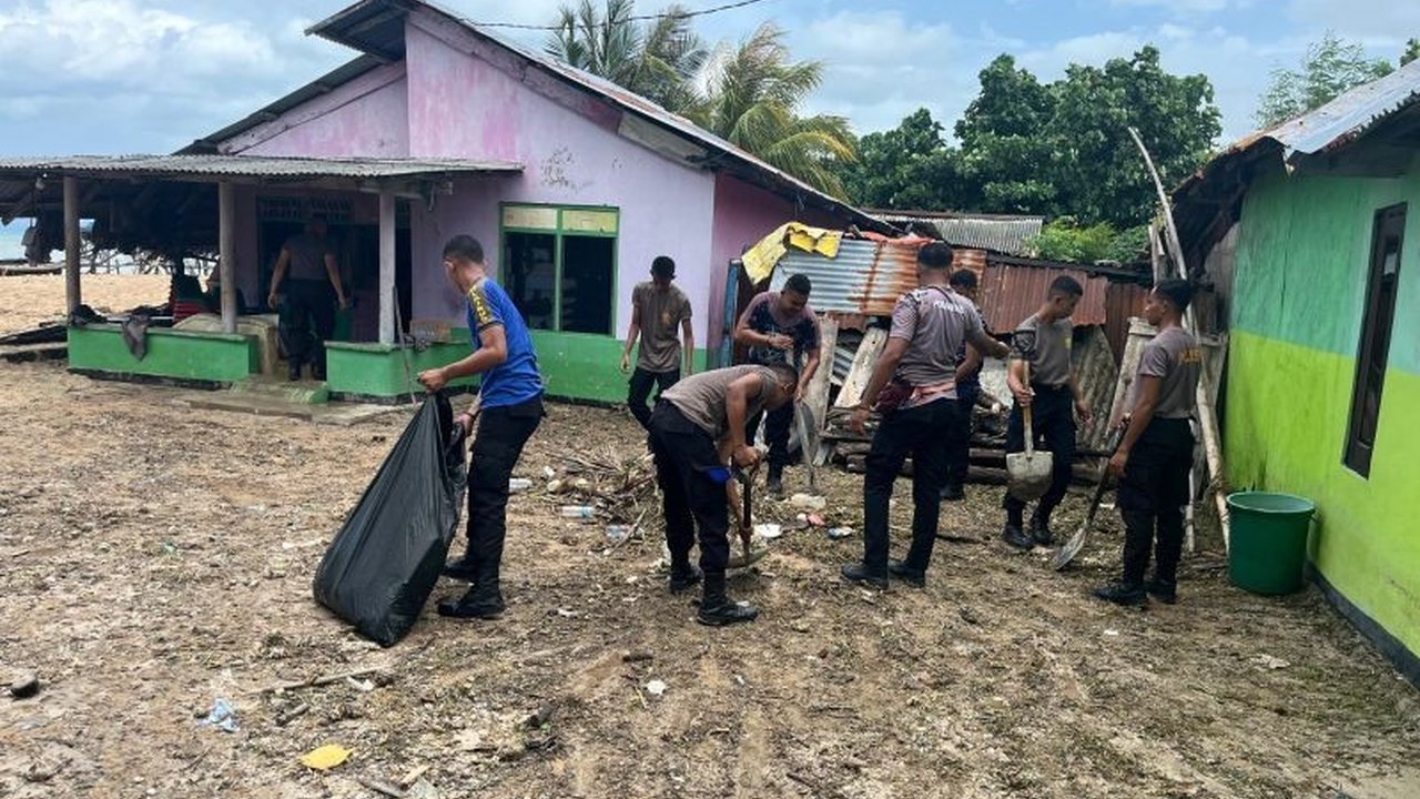 Kepolisian Perairan dan Udara (Polairud) Polda NTT mengerahkan 24 personel untuk membantu membersihkan rumah warga dan mengatasi dampak banjir rob di Desa Tablolong, Kabupaten Kupang.