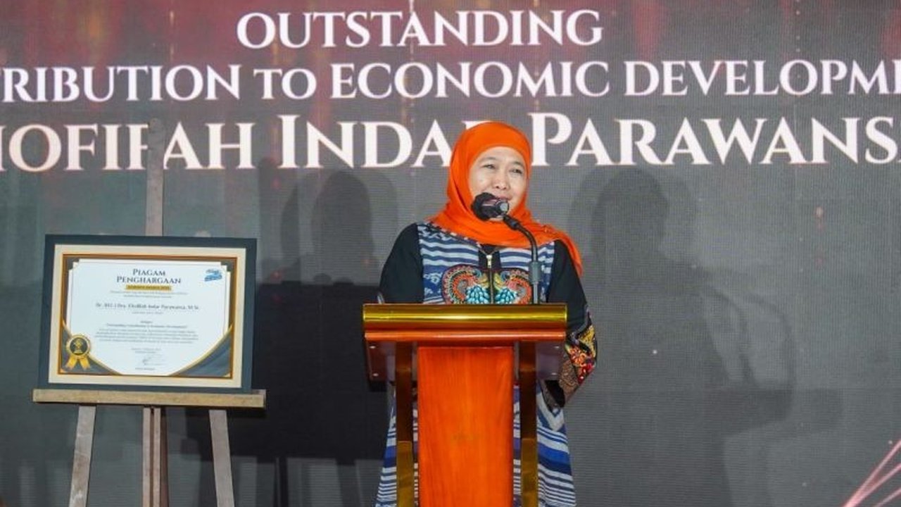 Khofifah Raih Penghargaan Atas Kemajuan Ekonomi Kerakyatan Jatim
