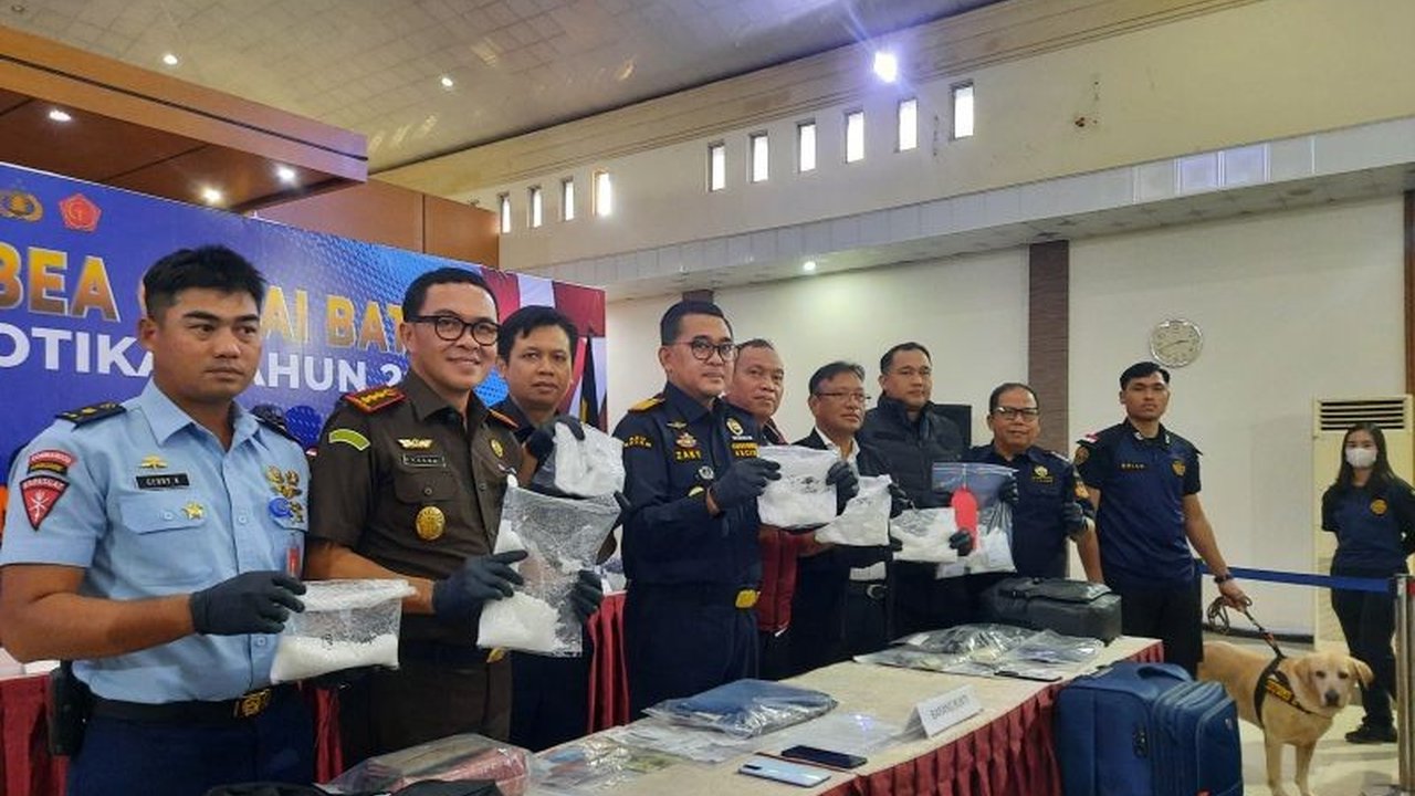 Bea Cukai Batam berhasil menggagalkan sembilan upaya penyelundupan narkoba dengan total barang bukti 23 kg dan 12 tersangka selama Januari-Februari 2025, memanfaatkan jalur resmi seperti pelabuhan dan bandara.
