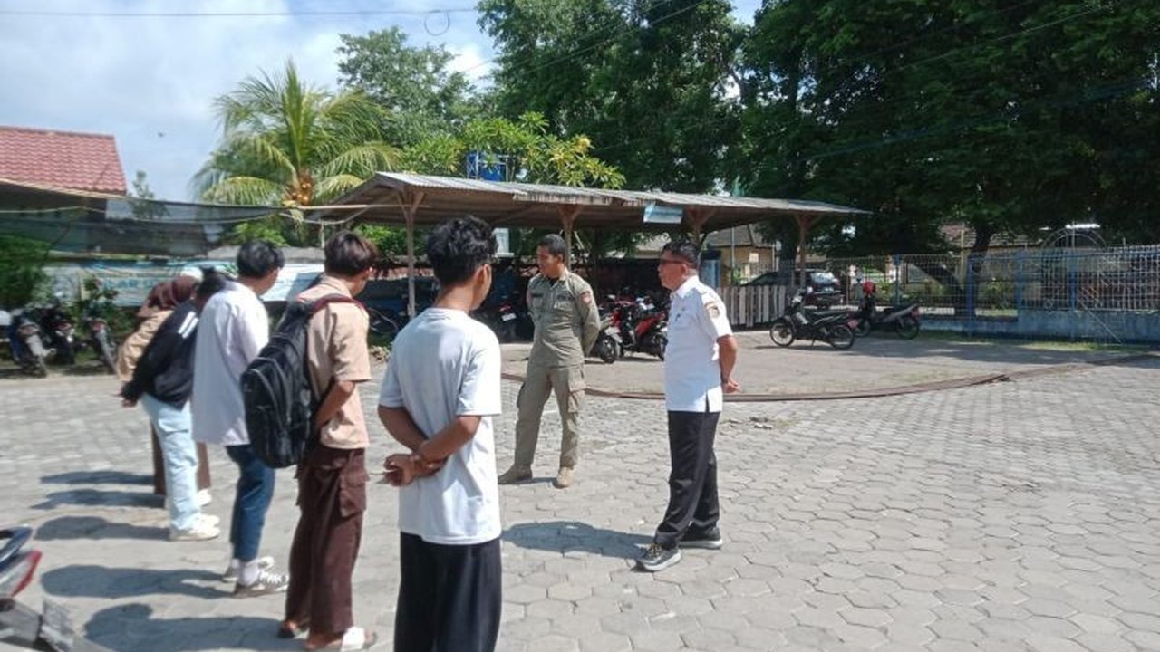 Satpol PP Lombok Timur Tertibkan Pelajar Bolos di Pantai Labuhan Haji