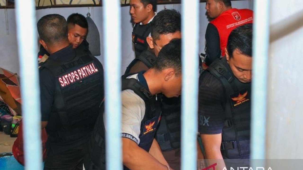 Lapas Kelas IIA Banyuwangi berkomitmen memberantas narkoba dengan melakukan penggeledahan rutin kamar hunian warga binaan, sebagai upaya menciptakan lingkungan yang aman dan tertib.