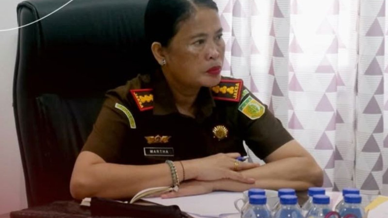 Kejari Purwakarta memeriksa Anne Ratna Mustika selama 10 jam sebagai saksi terkait dugaan gratifikasi mobil Toyota Innova Hybrid Zenix,  sebuah kasus yang juga telah memeriksa 20 saksi lainnya dari berbagai kalangan.