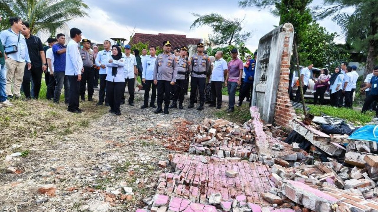 Badan Penanggulangan Bencana Daerah (BPBD) Bandarlampung melaporkan 60 rumah rusak akibat angin puting beliung pada 4 Februari 2024, dengan kerusakan terparah terjadi di Kecamatan Langkapura, dan pemerintah kota memberikan bantuan renovasi rumah hingga Rp