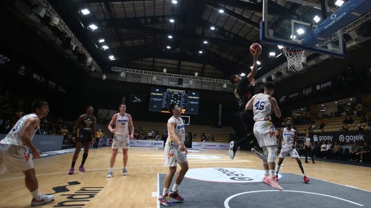 Pelatih Dewa United, Pablo Favarel, berkomitmen menjaga konsistensi kemenangan timnya di IBL 2025 setelah meraih kemenangan telak atas Rajawali Medan dengan skor 104-80.