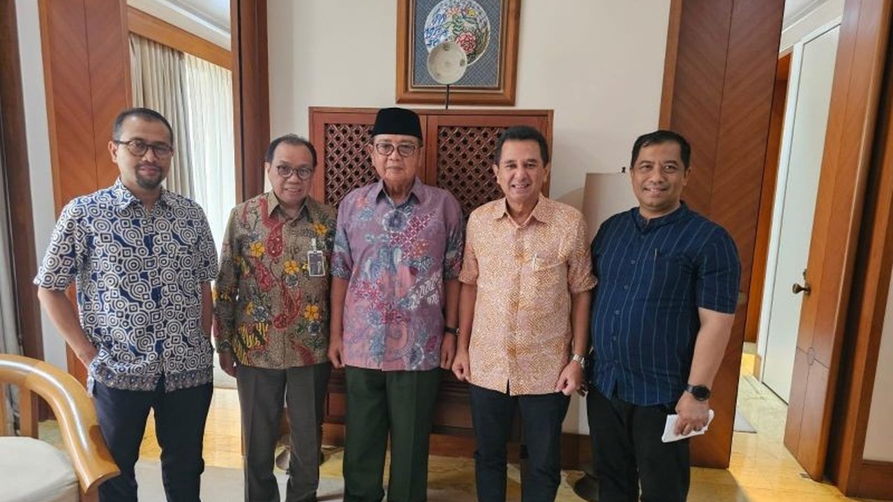 Pertemuan tokoh keuangan mikro di Jakarta membahas pertumbuhan ekonomi Indonesia 5,2 persen di 2025, tetapi mempertanyakan daya beli masyarakat dan efektivitas KUR, serta menekankan pentingnya kolaborasi untuk pertumbuhan ekonomi yang inklusif.