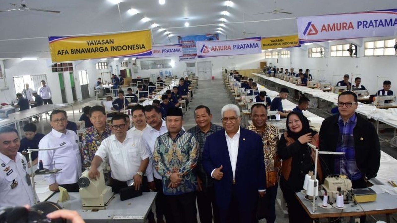 Anggota Komisi XIII DPR RI memberikan apresiasi tinggi terhadap program pembinaan kemandirian warga binaan di bidang garmen di Lapas Kelas I Makassar, berharap program serupa diterapkan di lapas lain.