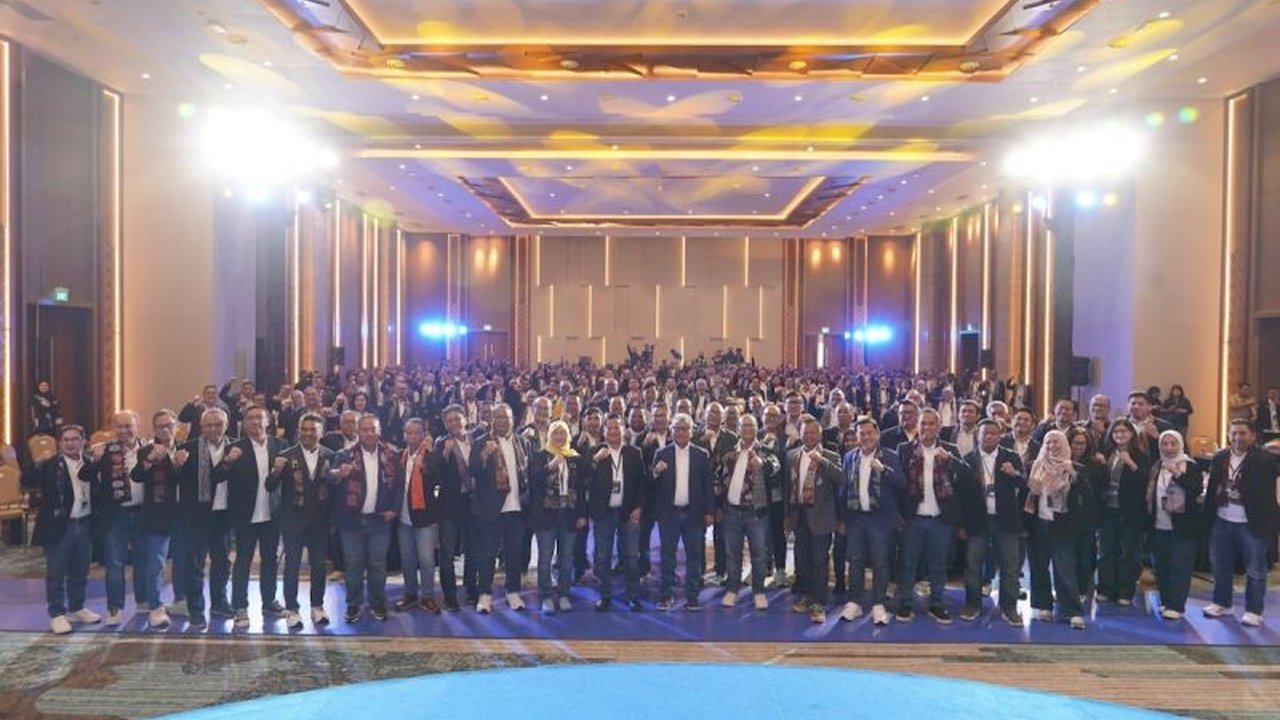 PT Permodalan Nasional Madani (PNM) memperkuat sinergi dalam ekosistem holding ultra mikro untuk mendorong pertumbuhan ekonomi berkelanjutan dan meningkatkan kesejahteraan masyarakat melalui program dan layanan inovatif.