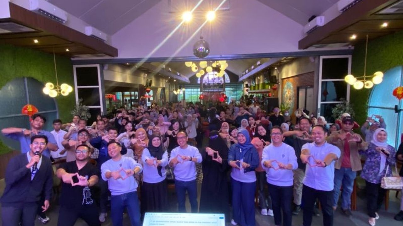 Telkomsel menggelar roadshow Telkomsel Digital Creative Entrepreneurs (DCE) di Makassar untuk memberdayakan UKM lokal dengan pelatihan keterampilan digital dan solusi bisnis berbasis AI.