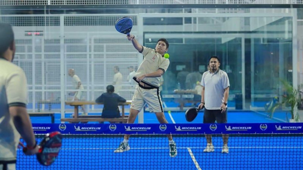 Kota Bandung akan menjadi tuan rumah BDG’s 1st Invitational Padel Tournament pada 8 Februari 2025, menandai turnamen padel pertama di Indonesia dan pertumbuhan popularitas olahraga ini di Tanah Air.