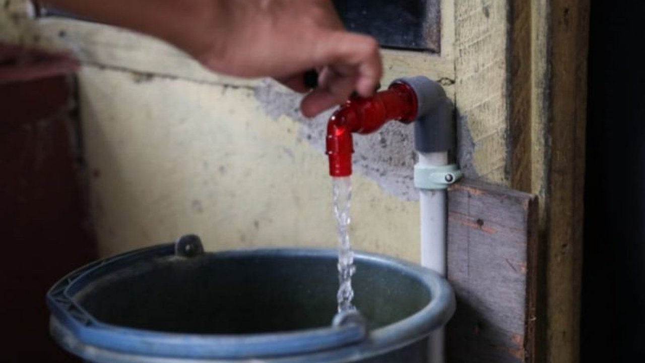 Kenaikan tarif air bersih di Jakarta setelah 18 tahun menuai polemik, tetapi Tim Transisi dan PAM Jaya menyatakan keputusan tersebut telah melalui kajian dan rekomendasi KPK, serta berupaya menciptakan transparansi penggunaan air.