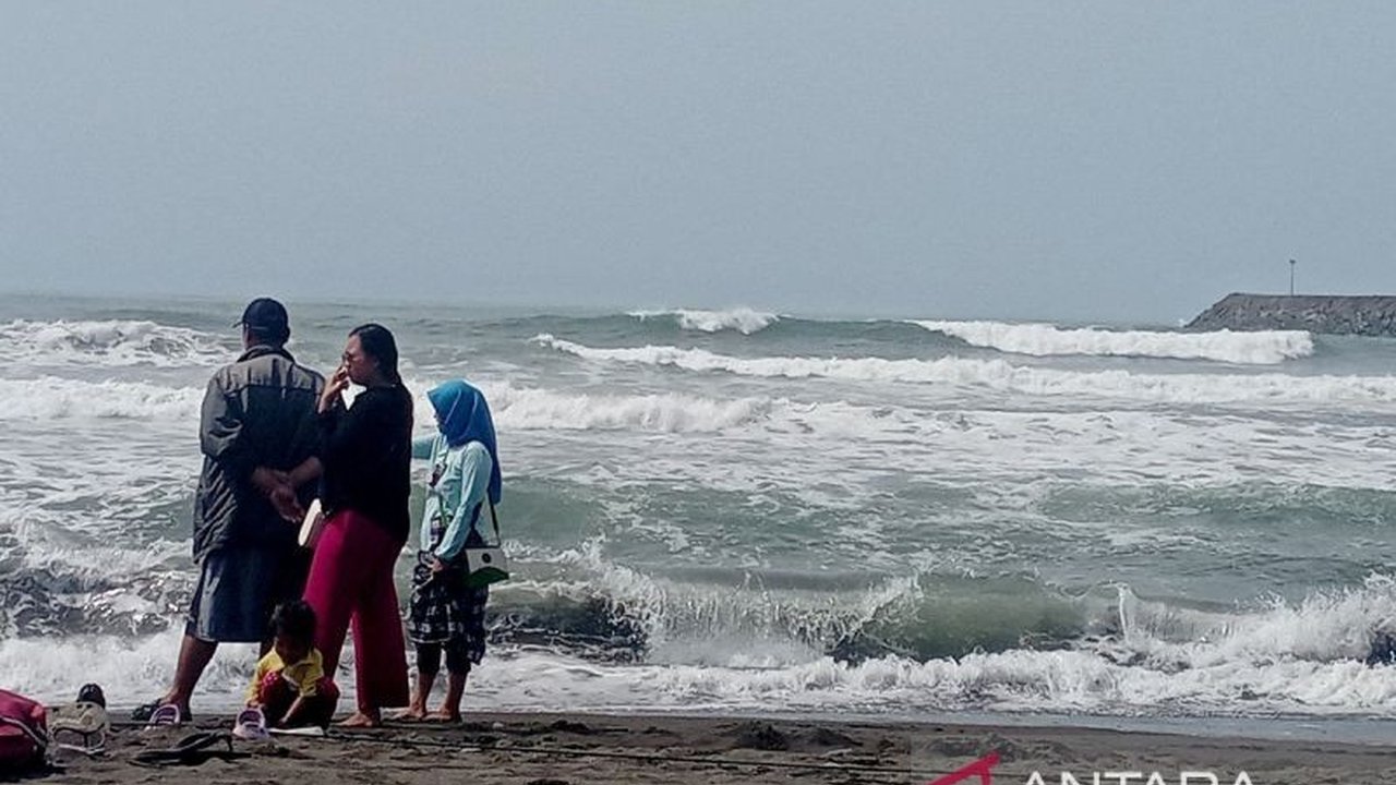 BMKG memprediksi gelombang tinggi hingga 4 meter berpotensi terjadi di laut selatan Jawa Tengah hingga 20 Januari 2025, sehingga masyarakat pesisir dan pengguna jasa laut diminta waspada.