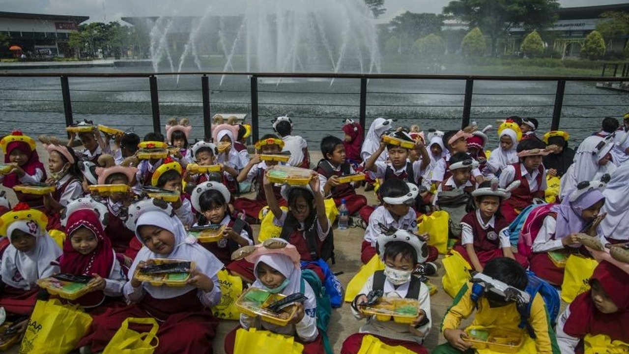 Pemerintah Indonesia mengintegrasikan ketahanan pangan dan gizi dalam pembangunan nasional melalui berbagai strategi, termasuk peningkatan produksi, keterjangkauan, dan pemanfaatan pangan bergizi, serta peran penting Bulog dalam pendistribusiannya.