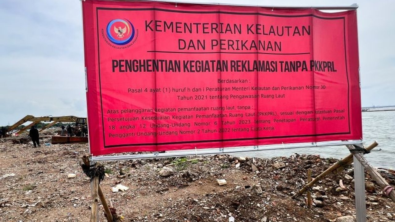 Kementerian Kelautan dan Perikanan (KKP) mengkonfirmasi pelanggaran KKPRL oleh PT TRPN di Bekasi, Jawa Barat, dan meminta perusahaan tersebut membongkar pagar laut ilegal serta membayar denda administratif.