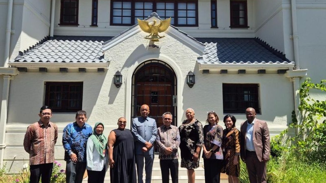 KJRI Cape Town bertemu Walikota Bloemfontein, membahas peluang investasi dan kerja sama di bidang perdagangan, pendidikan, dan infrastruktur, serta potensi kelapa sawit Indonesia di Afrika Selatan.