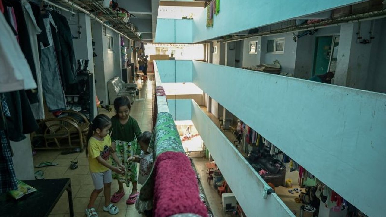 Dinas Perumahan DKI Jakarta melaporkan tunggakan pembayaran sewa rusunawa mencapai Rp95,5 miliar, dengan sebagian penghuni menunggak sejak tahun 2010, dan berbagai sanksi telah diterapkan.