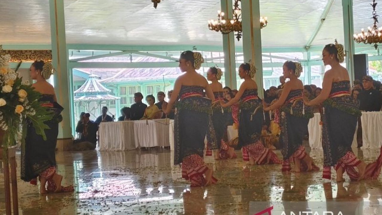 Tarian Bedhaya Anglir Mendhung yang menceritakan perjuangan RM Said melawan Belanda, membuka acara Tingalan Jumenengan Mangkunegaran ke-3 KGPAA Mangkunegara X di Solo, dihadiri oleh pejabat dan artis.