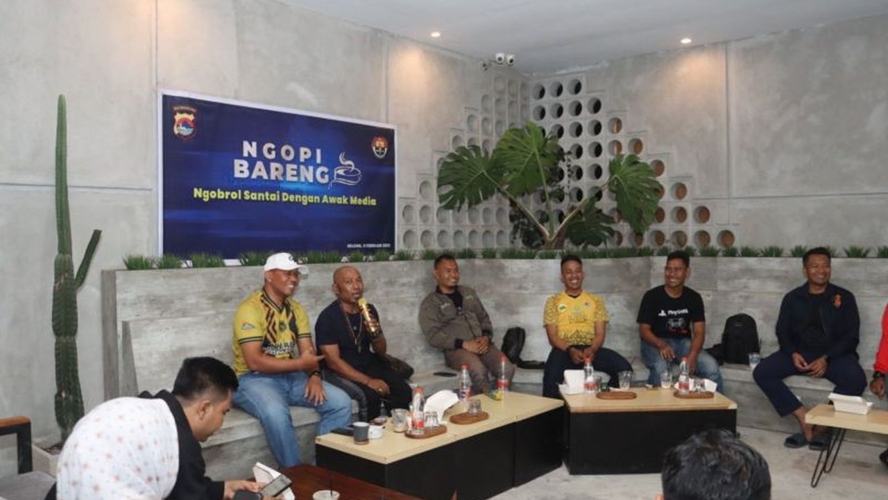 Kapolres Lombok Timur mengajak wartawan untuk menjaga keamanan dan ketertiban masyarakat (kamtibmas) melalui kegiatan 'Ngopi Bareng',  mengingat peran penting media dalam menciptakan informasi yang akurat dan kondusif.