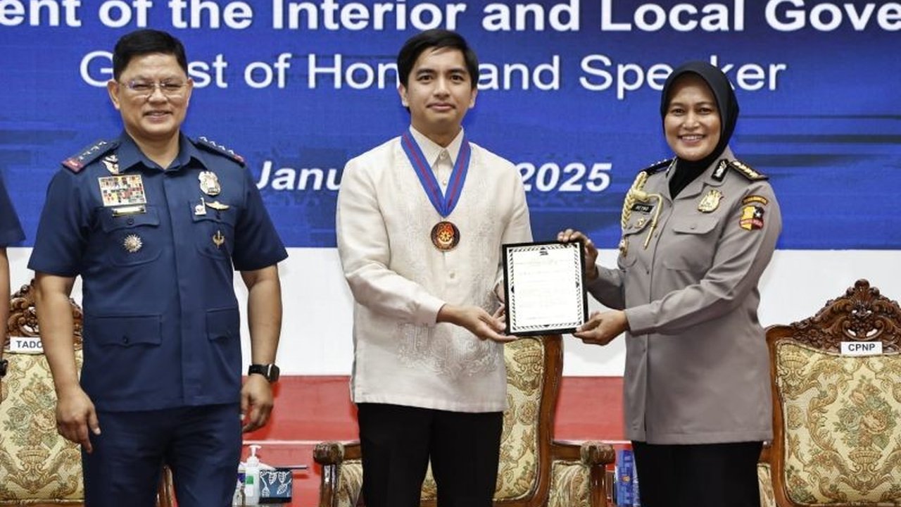 Kombes Pol. Retno Prihawati, Atpol RI di Manila, menerima penghargaan dari Kepolisian Filipina atas dedikasinya dalam memperkuat kerja sama bilateral kedua negara dalam penanganan kejahatan lintas negara dan perlindungan WNI.