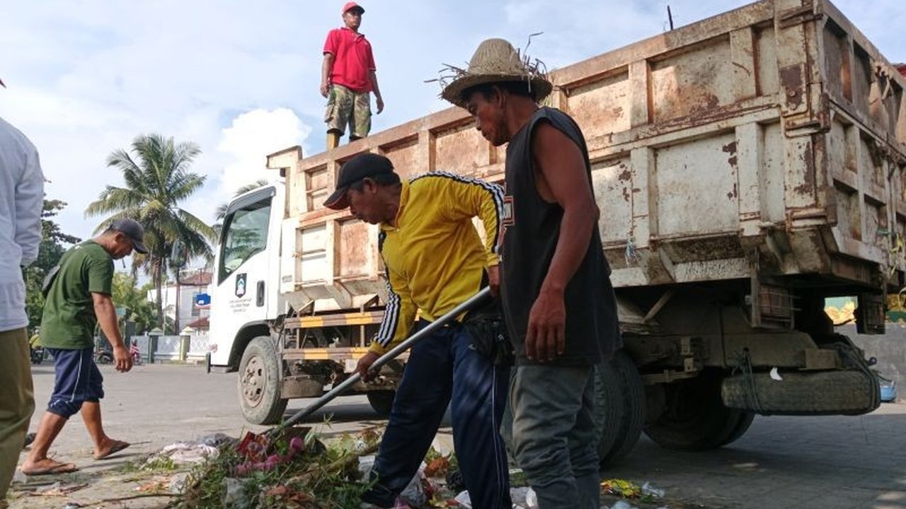 ASN Lombok Tengah Bersihkan Sampah di Taman Tastura, Jaga Kebersihan Destinasi Wisata