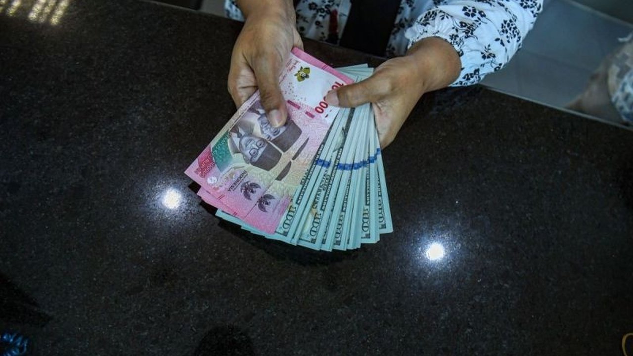 Analis memprediksi rupiah akan terus melemah terhadap dolar AS karena kebijakan kontroversial Trump yang memicu ketidakpastian ekonomi global dan mendorong investor mencari aset aman.