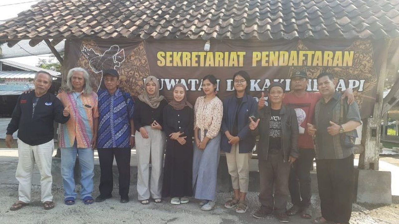 Komunitas Pasar Kumandhang di Sleman, Yogyakarta, menggelar 'Ruwatan di Kaki Merapi' pada 9 Februari 2025, sebuah ritual dan aksi penanaman pohon untuk merevitalisasi pasar tradisional sebagai ruang budaya dan ekonomi.