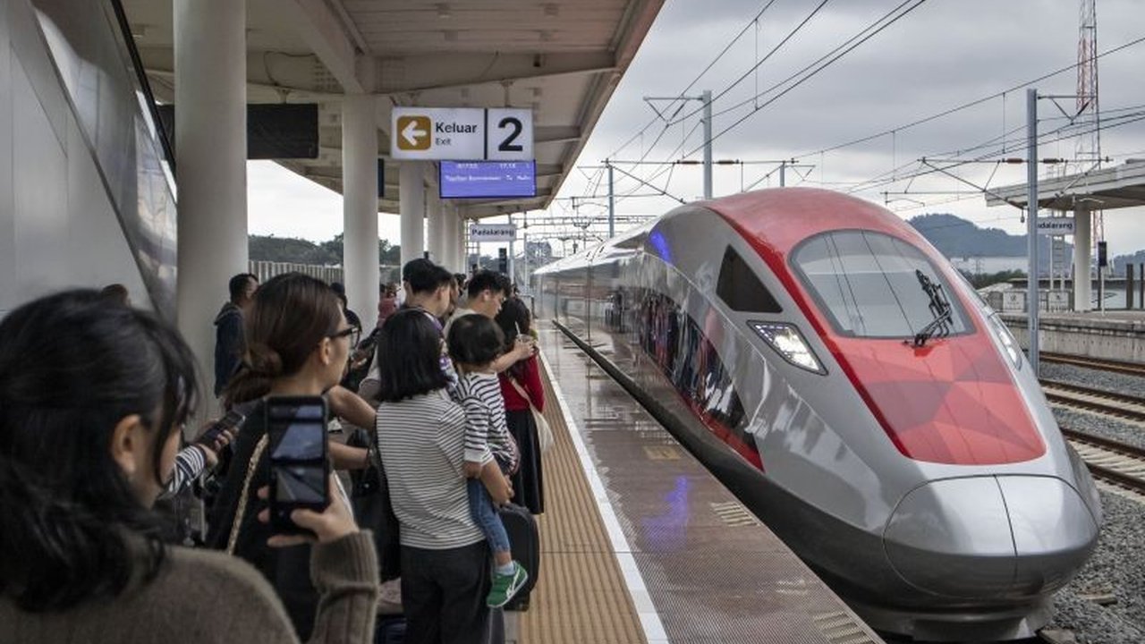 Kereta cepat Whoosh telah melayani 7,8 juta penumpang sejak beroperasi pada Oktober 2023, dengan peningkatan frekuensi perjalanan untuk memenuhi permintaan yang terus tumbuh.