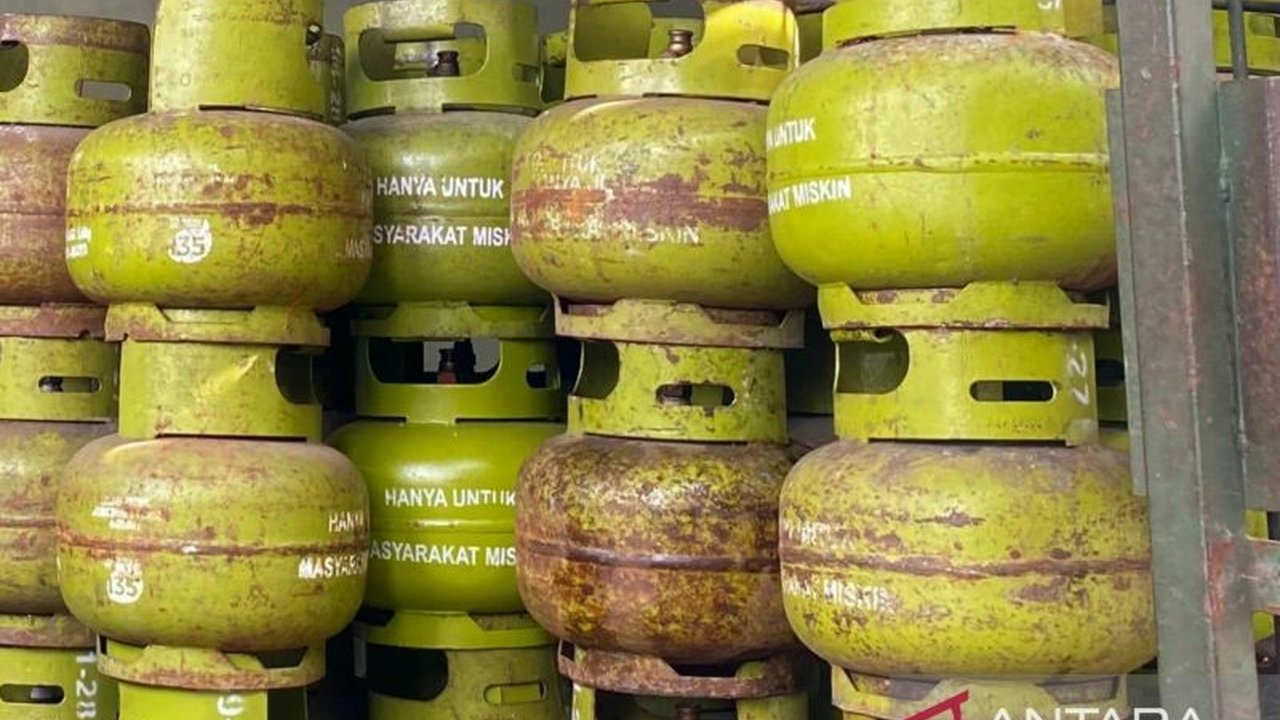 Pengamat Politik Andhyka Muttaqin menilai kebijakan Presiden Prabowo Subianto yang mengizinkan pengecer menjual elpiji 3 kg sebagai bentuk keadilan sosial, namun menekankan pentingnya pengawasan ketat agar tepat sasaran dan mencegah penimbunan.