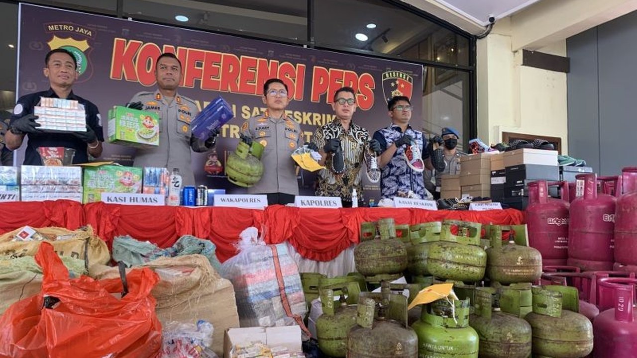 Polisi di Jakarta Utara menangkap seorang penjual rokok impor ilegal yang meraup keuntungan hingga Rp2 miliar, dengan barang bukti 25.000 bungkus rokok tanpa cukai.