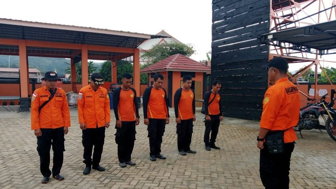 Tim SAR Basarnas Kendari dikerahkan untuk mencari Ridwan (28), seorang nelayan yang hilang di perairan Tobaku, Kolaka Utara, Sulawesi Tenggara, sejak 5 Februari 2025.