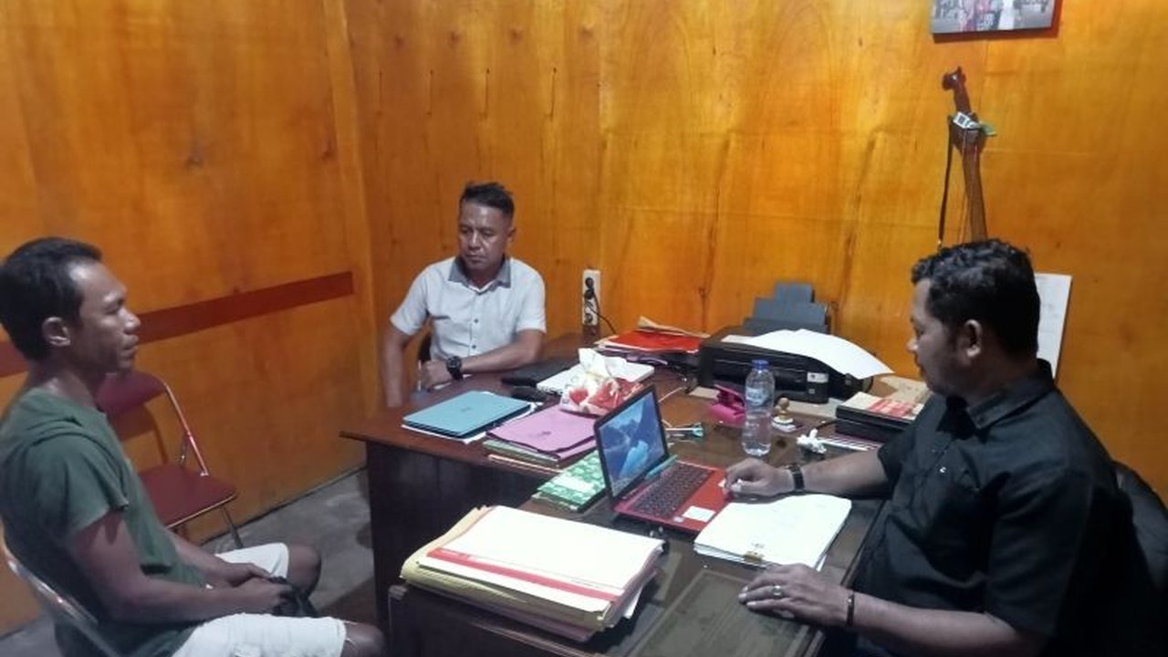 Kepolisian Resort Banggai Kepulauan menangkap dua individu yang menyebarkan hoaks dan provokasi terkait kematian balita di Desa Bone Baru, memicu keresahan masyarakat dan menghambat penyelidikan.