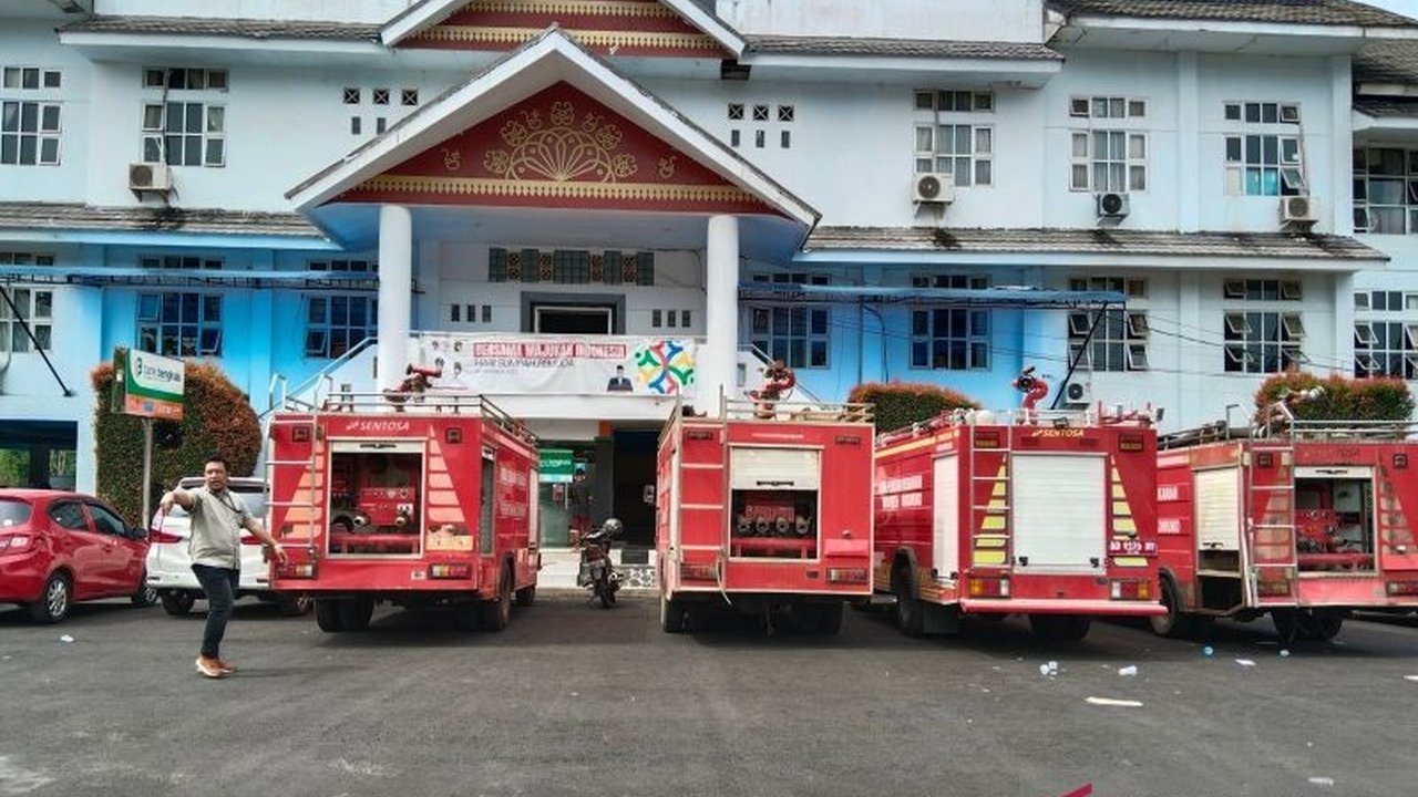 Praktisi hukum meminta Pemkab Mukomuko dan DPRD meninjau ulang hari jadi kabupaten yang diperingati setiap 25 Februari, karena menurutnya Mukomuko baru resmi menjadi daerah otonomi baru pada 23 Mei.
