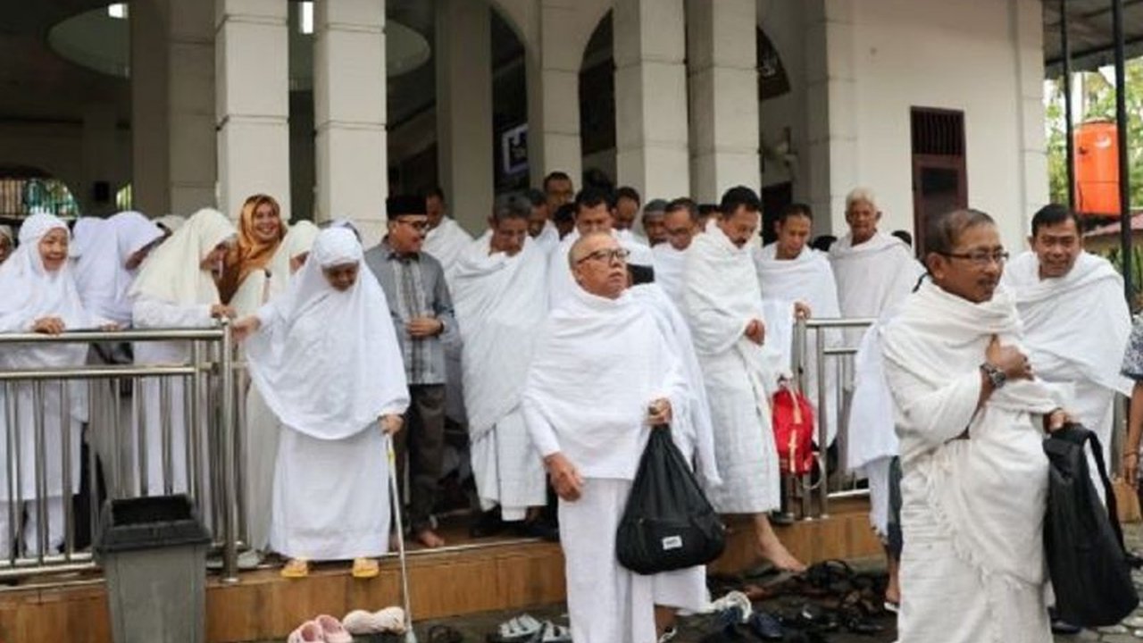 Sebanyak 132 Calon Jamaah Haji (CJH) Pekanbaru dari KBIH Arafah mengikuti pelatihan manasik haji untuk mempersiapkan diri sebelum berangkat ke Mekkah pada Mei 2025, meliputi simulasi ibadah haji dan edukasi kesehatan.