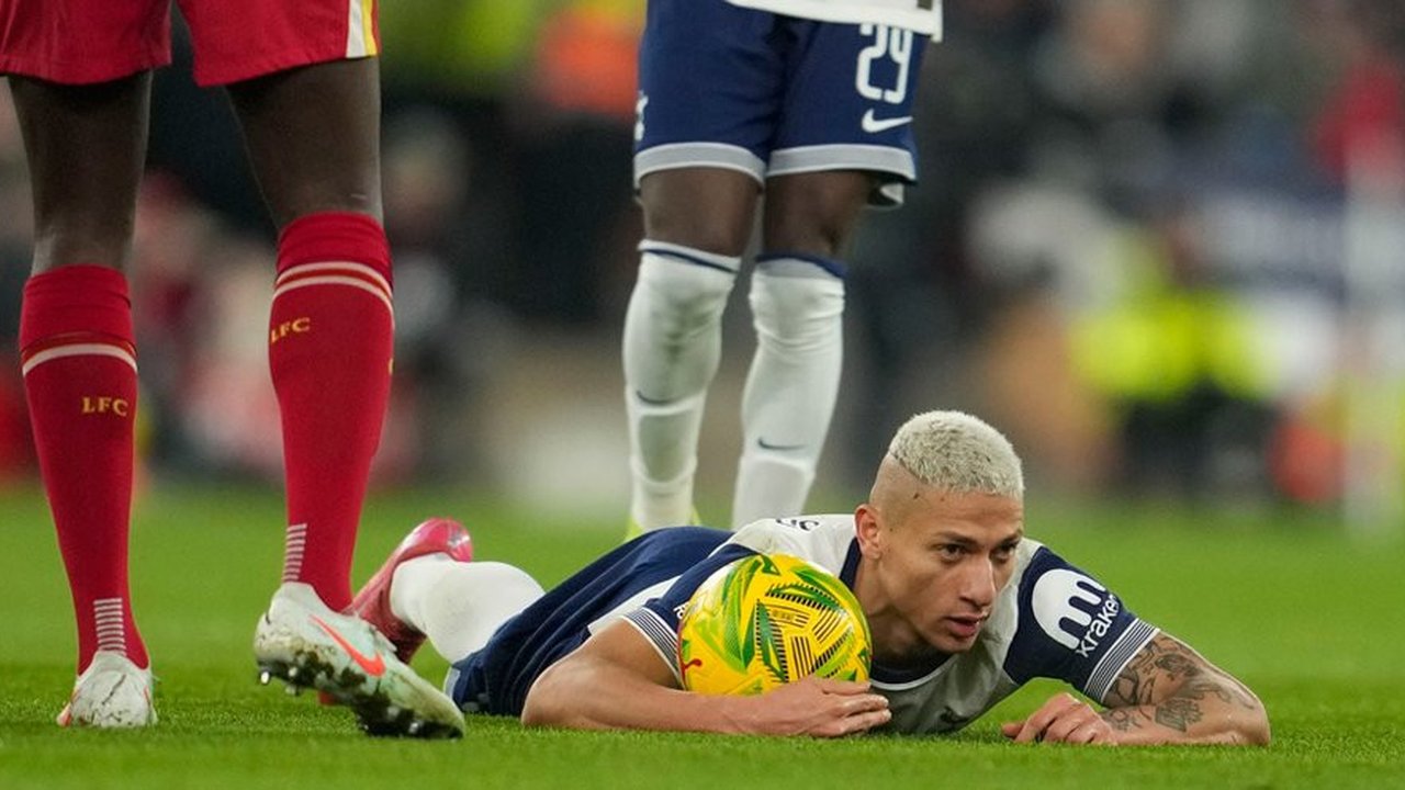 Momen Kocak Liverpool vs Tottenham, Ketengilan Virgil van Dijk Bikin Richarlison Kena Tipu