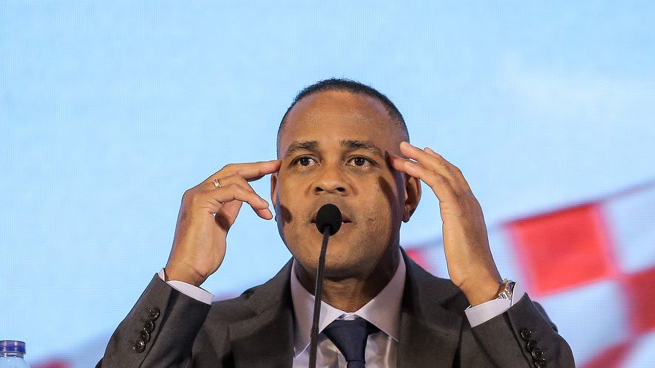 Usai Santap Nasi Padang, Patrick Kluivert Mukbang Martabak Bareng Erick Thohir