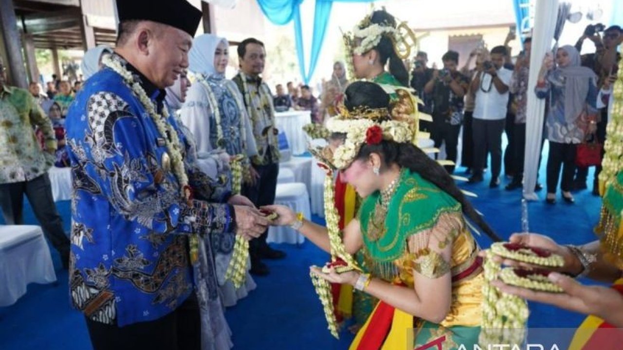 Gubernur Kalimantan Selatan, H. Muhidin, gencar mempromosikan potensi daerahnya melalui Anjungan Kalsel di TMII Jakarta, melibatkan berbagai SKPD dan menargetkan promosi internasional ke Riyadh, Arab Saudi.