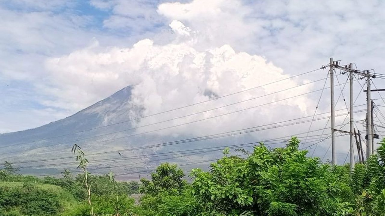 BPBD Lumajang mengimbau masyarakat menggunakan masker dan kacamata karena hujan abu vulkanik Gunung Semeru akibat angin kencang, bukan erupsi, yang melanda tiga kecamatan.