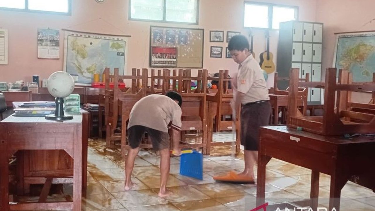 Curah hujan tinggi di Kudus mengakibatkan 42 sekolah terdampak banjir, sehingga Dinas Pendidikan setempat meminta pembelajaran daring diterapkan hingga kondisi memungkinkan pembelajaran tatap muka.