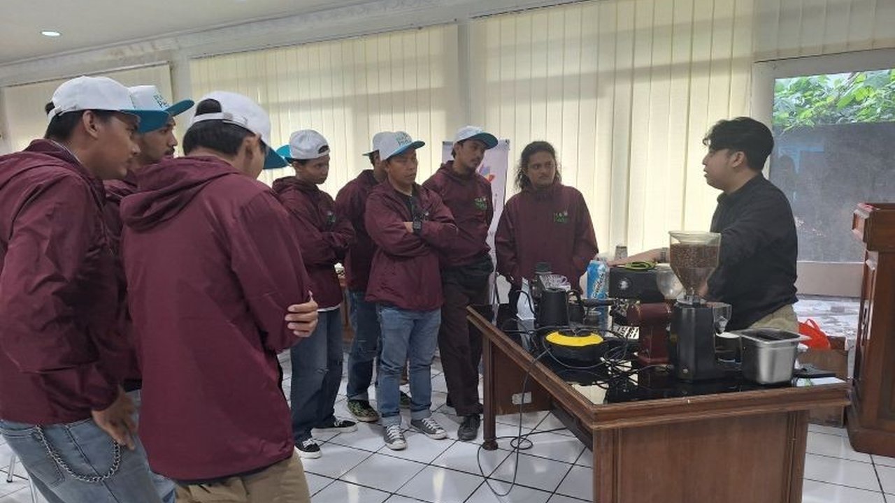 PLN Sulawesi Utara, Sulawesi Tengah, dan Gorontalo (Suluttenggo) mendorong UMKM naik kelas melalui pelatihan gratis dan pendampingan usaha, berkolaborasi dengan pemerintah dan komunitas.