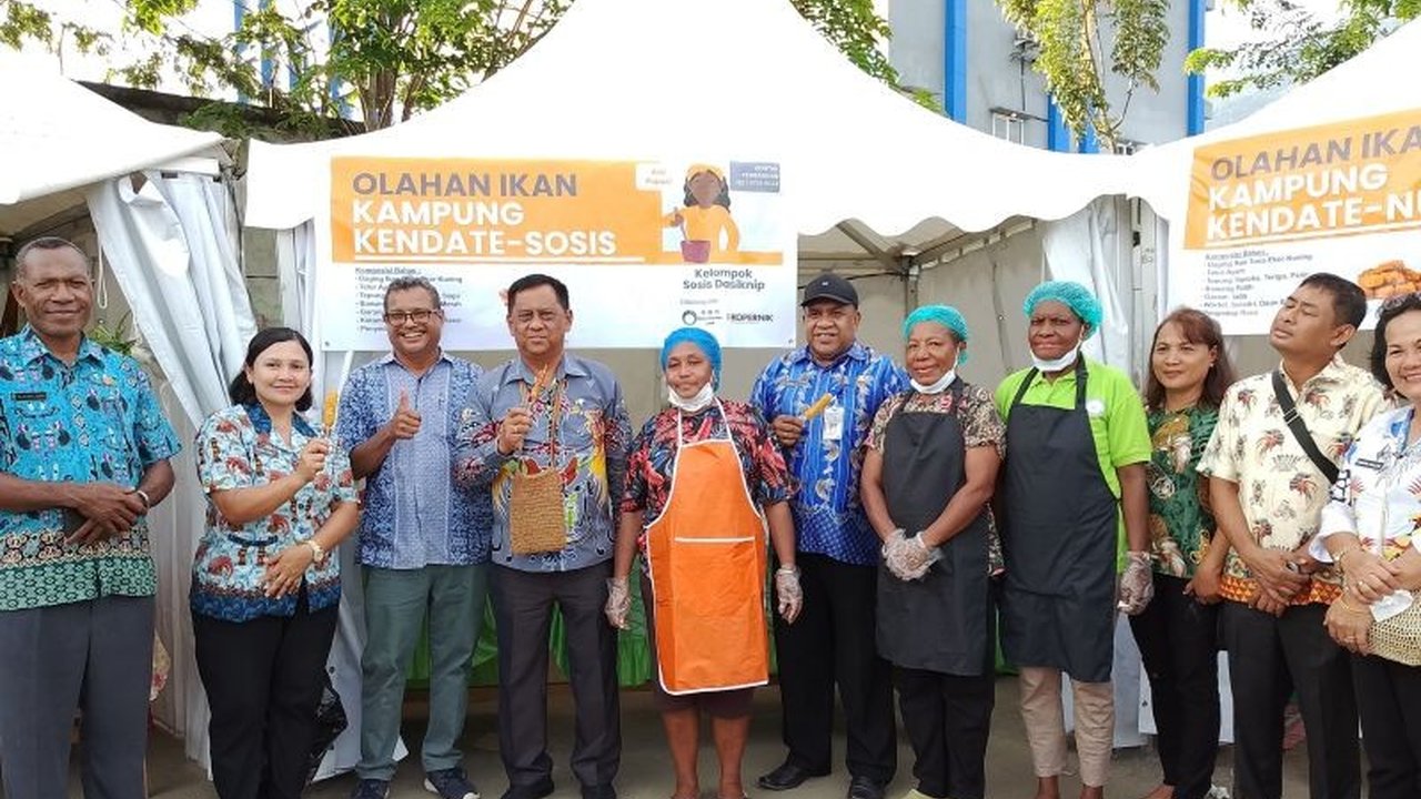 Pasar Akhir Pekan di Sentani, Kabupaten Jayapura, Papua, yang diinisiasi oleh Kopernis (LSM Jepang) dan pemerintah setempat, berhasil mendorong peningkatan ekonomi masyarakat melalui peningkatan penjualan UMKM dan kunjungan wisatawan.