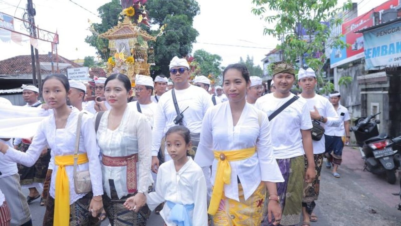 STAHN Mpu Kuturan Singaraja sukses gelar ritual Melasti di Pantai Banyuning, menampilkan beragam kesenian tradisional Bali sebagai bentuk pengabdian dan pelestarian budaya.