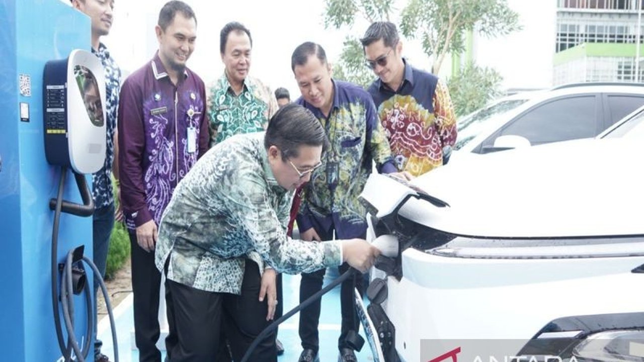 Pemerintah Indonesia perlu mengambil langkah strategis, termasuk insentif fiskal dan kemitraan publik-swasta, untuk mempercepat pengembangan Stasiun Pengisian Kendaraan Listrik Umum (SPKLU) guna mendukung adopsi kendaraan listrik secara luas.