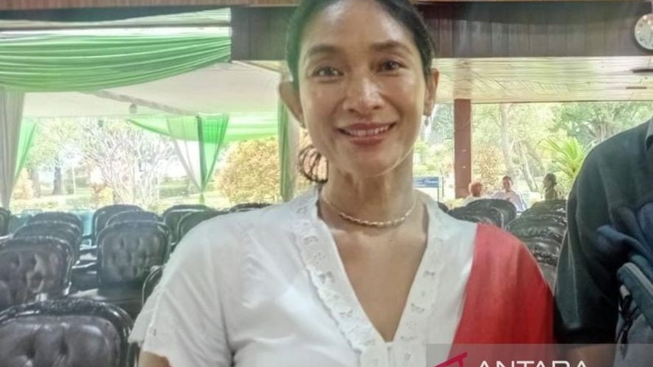 Happy Salma membawakan monolog Nyai Ontosoroh dalam Festival Blora Seabad Pram, memperingati 100 tahun kelahiran sastrawan Pramoedya Ananta Toer di Blora, Jawa Tengah,  dan sekaligus  menunjukkan nilai-nilai integritas yang terkandung dalam karya-karya Pr