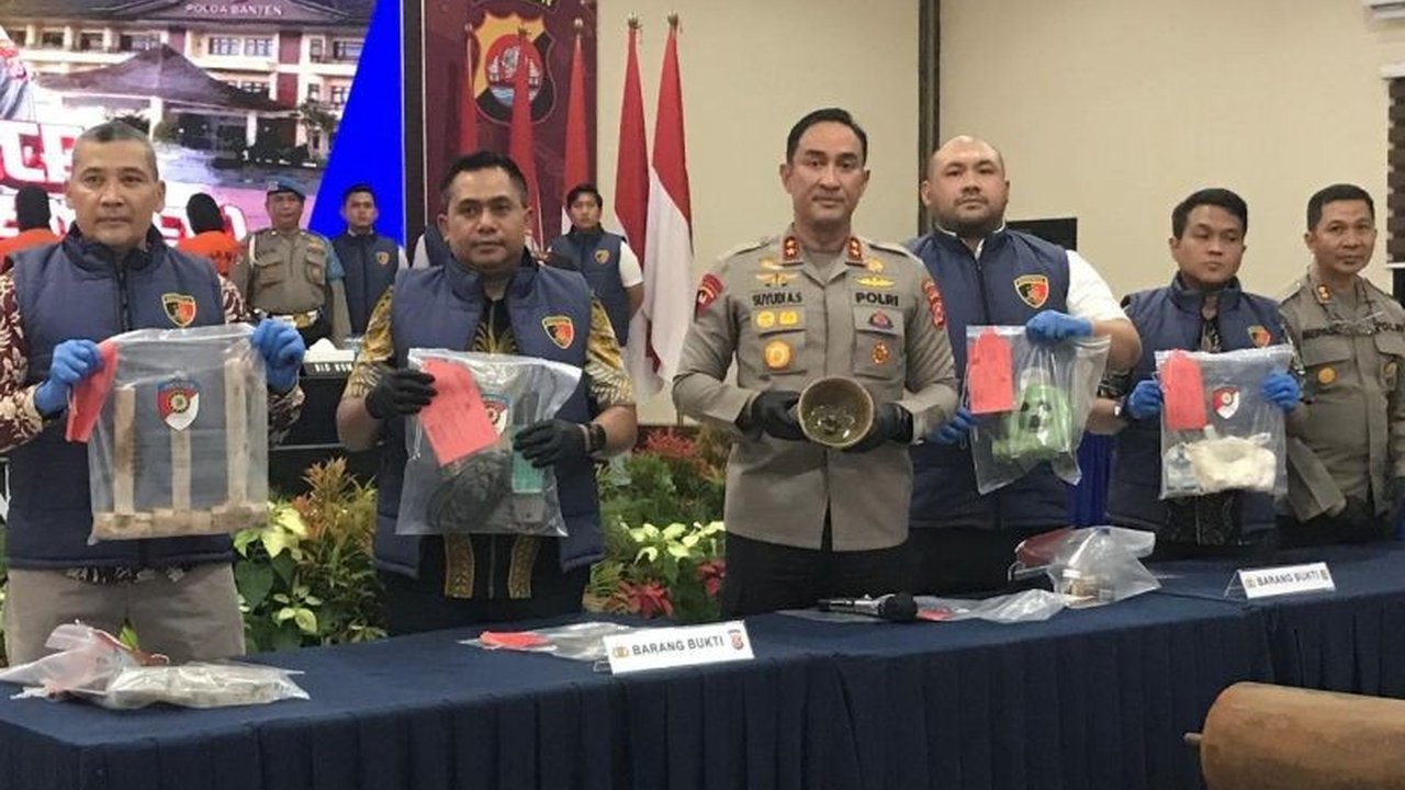 Polda Banten memburu pemasok bahan kimia dan penadah emas dari tambang ilegal di Lebak, Banten, setelah menangkap 10 tersangka pemilik dan pengelola tambang yang telah meraup keuntungan Rp811 juta.