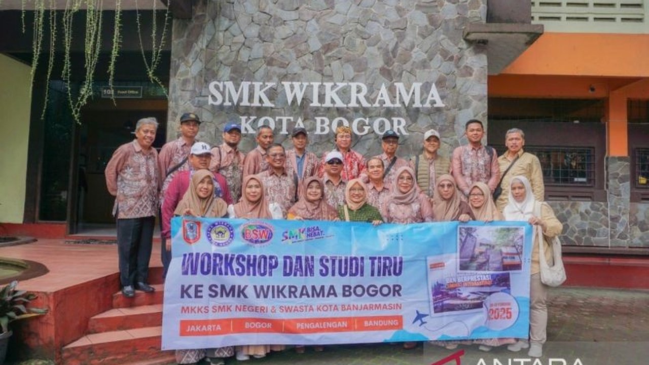 23 kepala SMK Banjarmasin melakukan studi banding ke SMK Wikrama Bogor untuk mempelajari pengelolaan SMK berkualitas dan berbagi best practice pengembangan pendidikan vokasi.