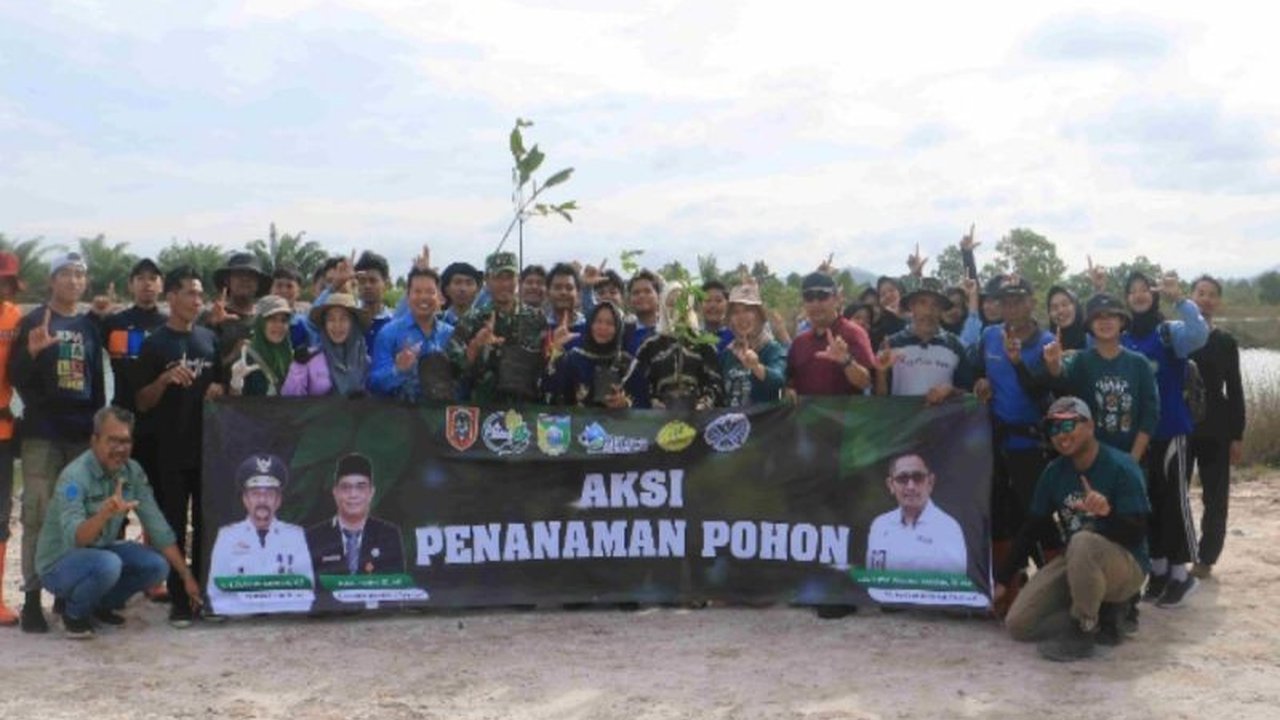 Pemkab Tanah Laut melalui DPRKPLH menanam 300 bibit pohon buah di Embung Pulau Sari untuk memperingati Hari Gerakan Menanam Sejuta Pohon, sekaligus meningkatkan kesadaran masyarakat akan pentingnya pelestarian lingkungan.