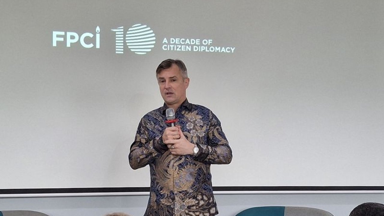 Dubes Ukraina untuk Indonesia, Vasyl Hamianin, berharap hubungan bilateral RI-Ukraina berkembang damai dan Indonesia menggunakan pengaruhnya untuk mendukung perdamaian di Ukraina serta kedaulatan negara tersebut.