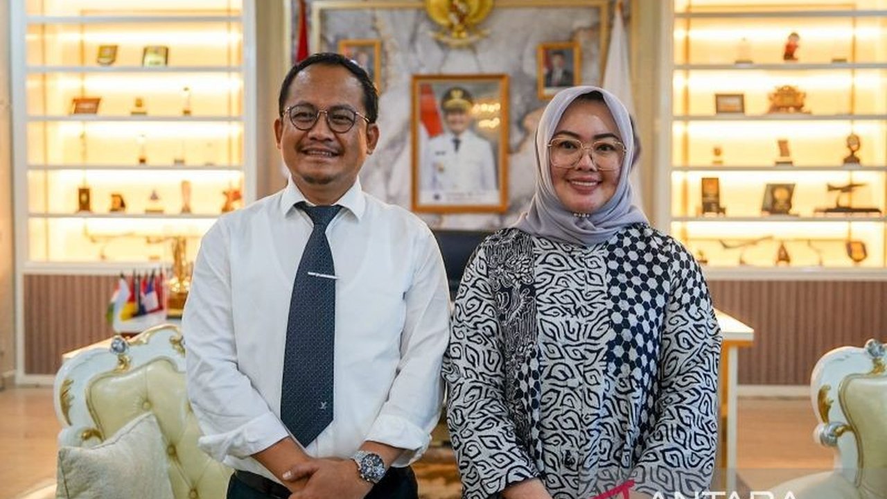 Wali Kota Kendari terpilih, Siska Karina Imran, akan memprioritaskan penanganan banjir dan kebersihan dalam 100 hari pertama kepemimpinannya, melanjutkan program-program positif dari Penjabat Wali Kota sebelumnya.