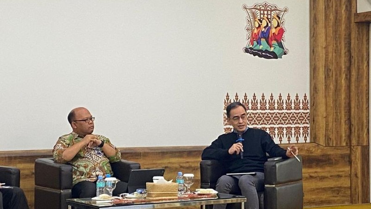 Bank Indonesia (BI) melihat peluang peningkatan ekspor Indonesia dan realokasi investasi dari China, namun juga menyadari risiko perlambatan ekonomi dan peningkatan impor produk China akibat kebijakan tarif dagang AS.