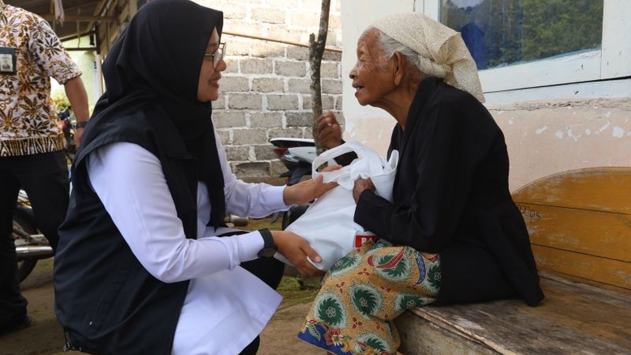 Program Banyuwangi Berbagi menyalurkan bantuan sembako dan makanan bergizi kepada belasan ribu warga prasejahtera di Kabupaten Banyuwangi, melibatkan berbagai pihak dari ASN hingga organisasi profesi.